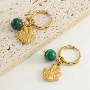 Boucles d'oreilles créoles plaquées or 18k avec main de hamsa et malachite verte