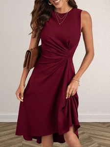Elegantes, weinrotes, ärmelloses Kleid mit Taillenraffung und asymmetrischem Saum