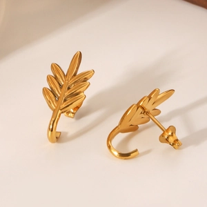 Macro detail of 18K gold plated stainless steel wheat ear studs for women with fine texture