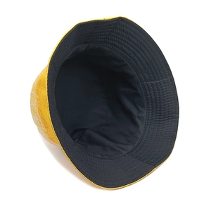 Dettaglio del cappello a secchiello giallo da festival con tessuto strutturato e fodera