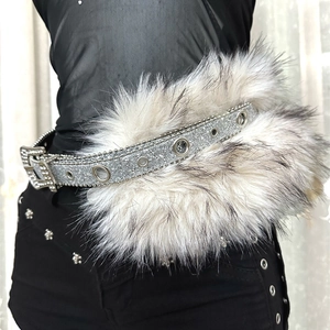 Ceinture femme en fausse fourrure pailletée argentée avec boucle en strass tendance