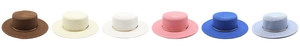 Dettaglio di cappelli di paglia in sei colori con eleganti cinturini a catena dorata
