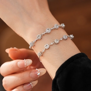 Gros plan détaillé de deux bracelets en argent avec zircons portés sur un poignet élégant