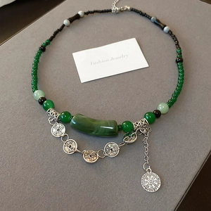 Collier double couche rétro ethnique avec perles vertes et pendentifs pièces d'argent