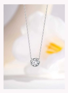 Dettaglio macro della collana in argento 925 con pendente solitario a diamante rotondo