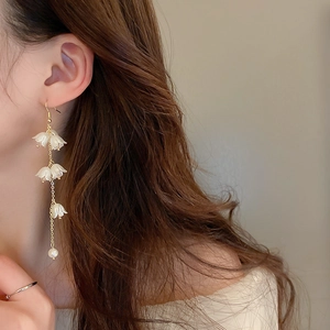 Élégantes boucles d'oreilles muguet en or avec fleurs en acrylique blanc et perles