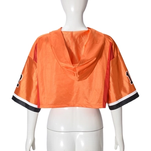 Détail du sweat à capuche court en maille orange avec imprimé numéro 12 athlétique