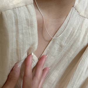 Collana a catena serpente minimalista in argento sterling S925 indossata da una modella