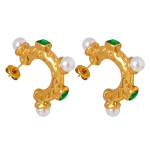 Boucles d'oreilles créoles dorées baroques avec pierres vertes et perles blanches