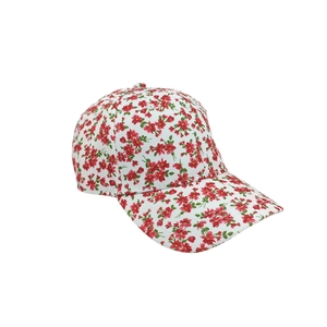 Katoenen baseballpet met bloemenprint met rode bloemen en groene bladeren op wit