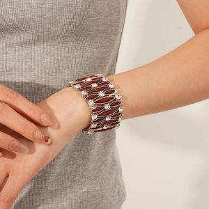 Dettaglio di bracciale vintage in argento con marquise in smalto rosso e cristalli al polso