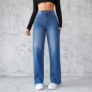 High-waist jeans met wijde pijpen in lichtblauw met een trendy onafgewerkte zoom