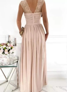Détail de robe maxi dos nu en dentelle champagne avec jupe plissée pour soirée