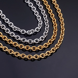 Ensemble de colliers maille jante en acier inoxydable or et argent sur fond noir