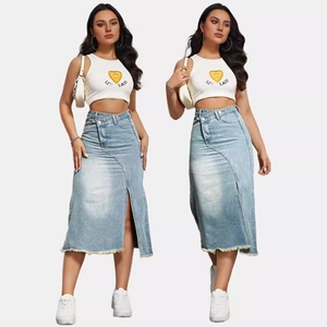 Falda midi vaquera de cintura alta con abertura y diseño asimétrico deconstruido