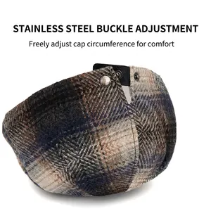 Casquette rétro à carreaux avec boucle en acier inoxydable réglable sur fond blanc