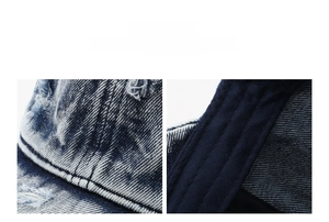 Dettaglio del berretto da baseball in denim blu scuro lavato con effetti usurati vintage