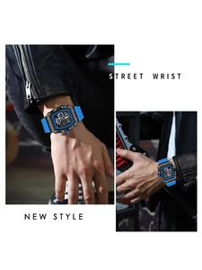 Foto de estilo callejero de un reloj esqueleto para hombre con correa de silicona azul