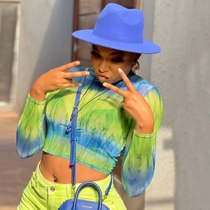 Haut court en mesh tie-dye à manches longues avec chapeau en feutre bleu roi à bord large