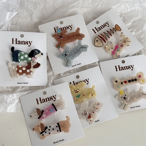 Ensemble de pinces à cheveux chat et chien avec motifs marbrés sur cartes de présentation