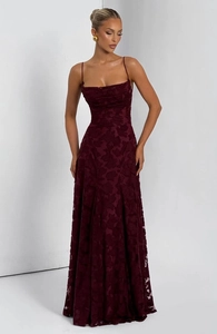 Nahaufnahme der weinroten Jacquard-Struktur und des Wasserfall-Ausschnitts am Abendkleid