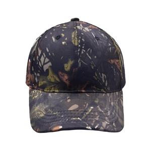 Vista frontale di un cappellino da baseball mimetico tattico con motivo di foglie
