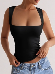 Canotta da yoga nera attillata con scollo quadrato abbinata a jeans in denim blu