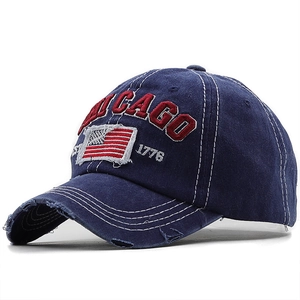 Détail de la casquette délavée marine avec broderie Chicago 1776 et bordure usée