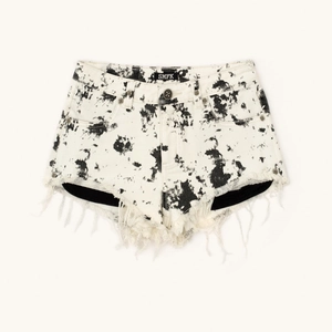 Short en jean taille basse pour femme avec tie-dye noir et blanc et bords effilochés