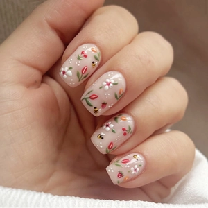 Short Square Press On Nails Glossy Fake Nails Sweet Flower Bee Strawberry Patterns Manicure For Women