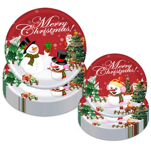 Gros plan d'assiettes en papier de Noël avec motifs de Père Noël et bonhomme de neige