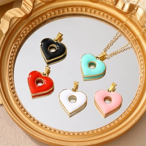 Pendentifs cœur en acier inoxydable plaqué or 18K avec émail coloré sur un plateau
