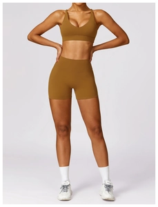 Détail du short de yoga taille haute effet galbant en tissu extensible brossé