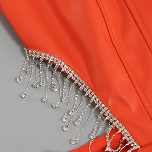 Détail macro du similicuir orange avec une élégante bordure en strass argentés brillants