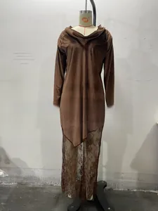 Détail d'une élégante robe de soirée en velours marron avec dentelle et col bénitier