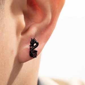 Clou d'oreille dragon en acier inoxydable noir pour homme avec détails d'écailles précis