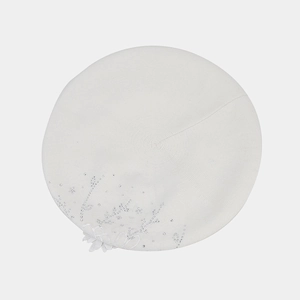 Dettaglio del berretto in maglia bianca con ricami di perle a foglia e fiore 3D applicato