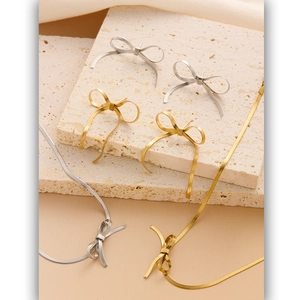 Bijoux Nœud Papillon Minimaliste Acier Titane Chaîne Serpent Plate Plaqué Or Accessoires Élégants Pour Femmes