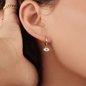 Boucles d'oreilles créoles oeil du diable en argent S925 doré portées par mannequin