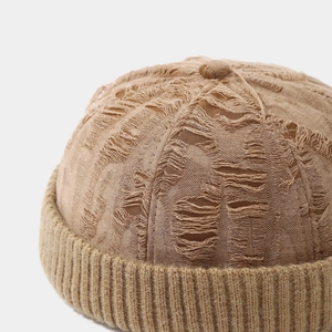 Gros plan du bonnet docker vintage avec effet vieilli et détails de maille texturée