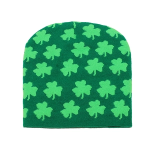 Bonnet en tricot vert foncé pour la Saint-Patrick avec motif jacquard de trèfle