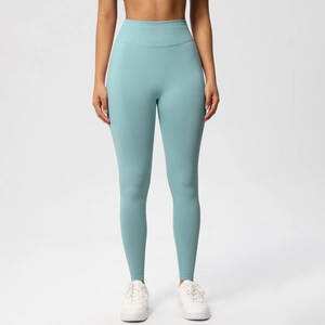 Detailsicht der nahtlosen hellblauen High-Waist-Yogahose mit Bauch-Weg-Effekt am Bund