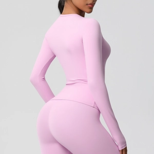 Détail de l'ensemble de yoga rose montrant la texture du tissu et la coupe athlétique