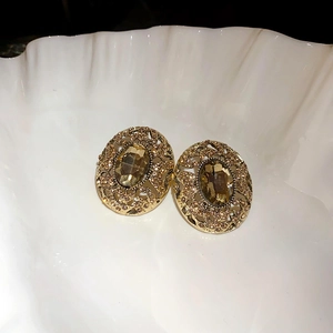 Orecchini vintage dorati con pietre color ambra e bordi decorati con cristalli