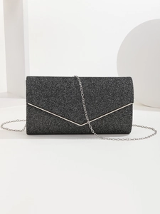 Dettaglio della pochette da sera nera glitterata con patta a V e bordo argento