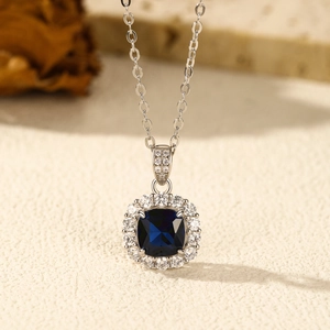 Collana vintage in argento S925 con pendente quadrato blu e alone di cristalli