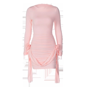 Détail de la robe rose à manches longues avec fleur 3D latérale et design plissé froncé