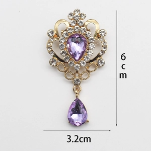 Vintage gold brooch with purple crystals and rhinestones measuring 6cm by 3.2cm