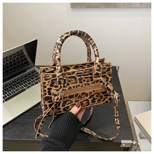 Dettaglio della stampa leopardata e finiture argentate su una mini borsa a tracolla