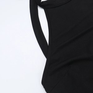 Detailaufnahme des schwarzen Strickkleides mit Ausschnittstruktur und feiner Stofftextur